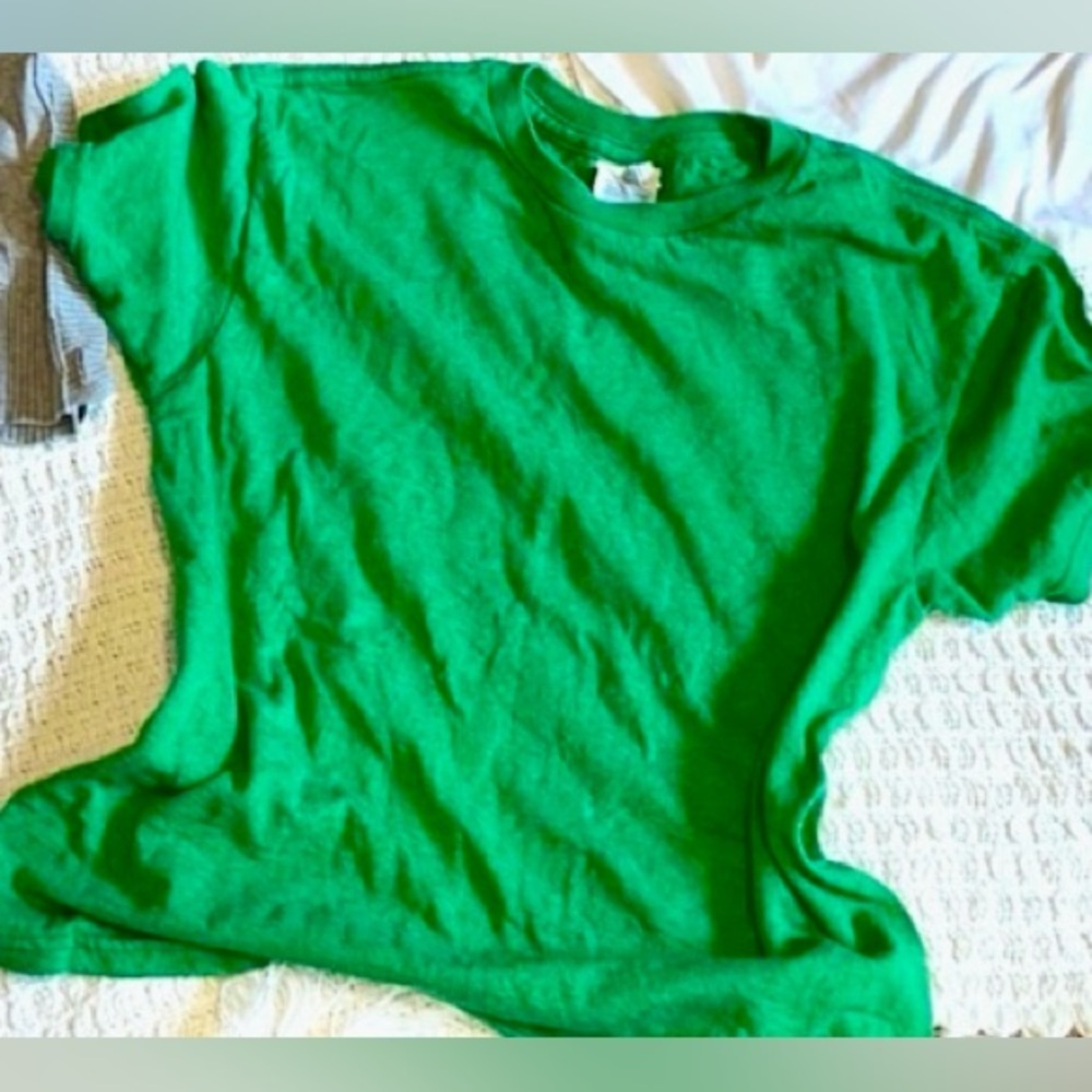 🚫Gifted Nwot green cotton tee szS classic basic great cheerful Kelly green grass - Picture 2 of 3